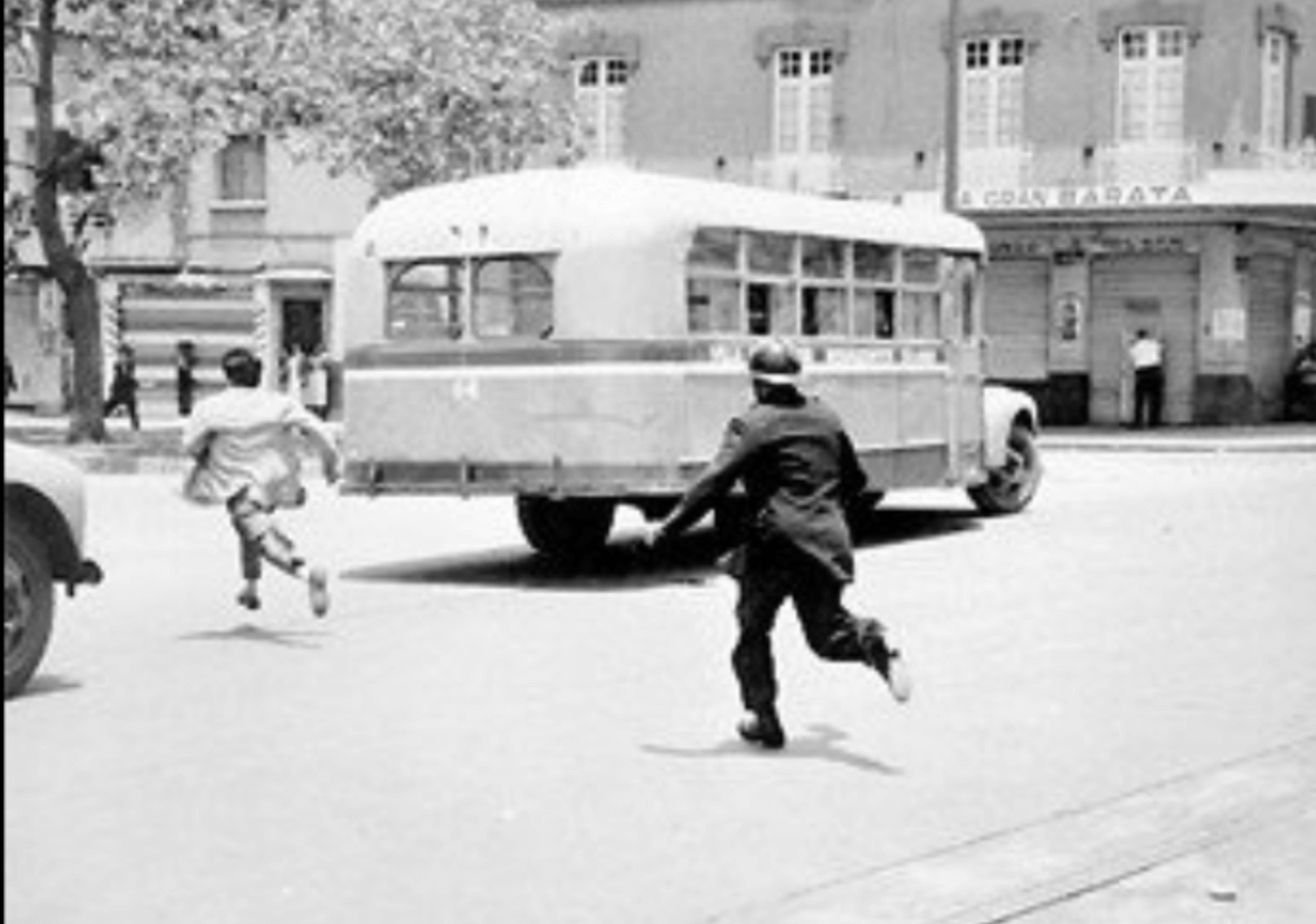 Maestro manifestante perseguido por policía